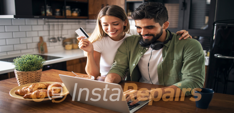 couple online shopping